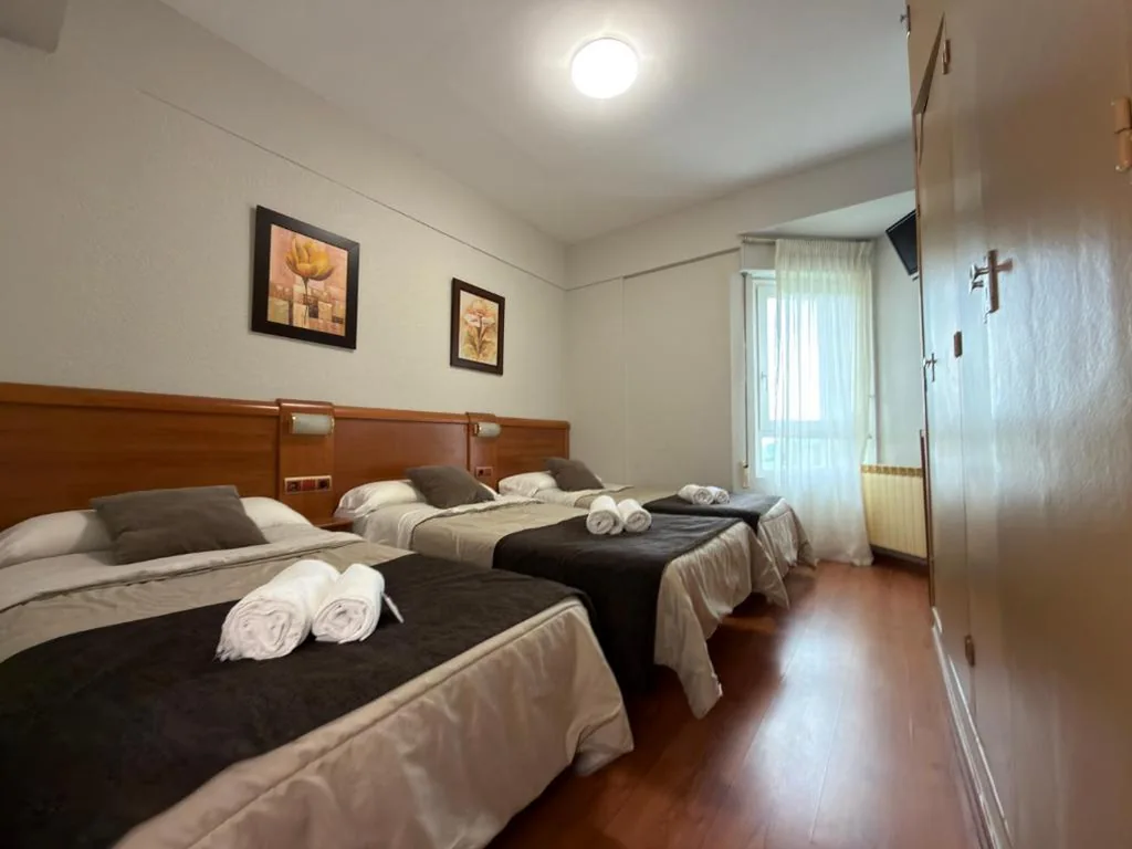 Dreibettzimmer — Hostal Restaurante Iruñako