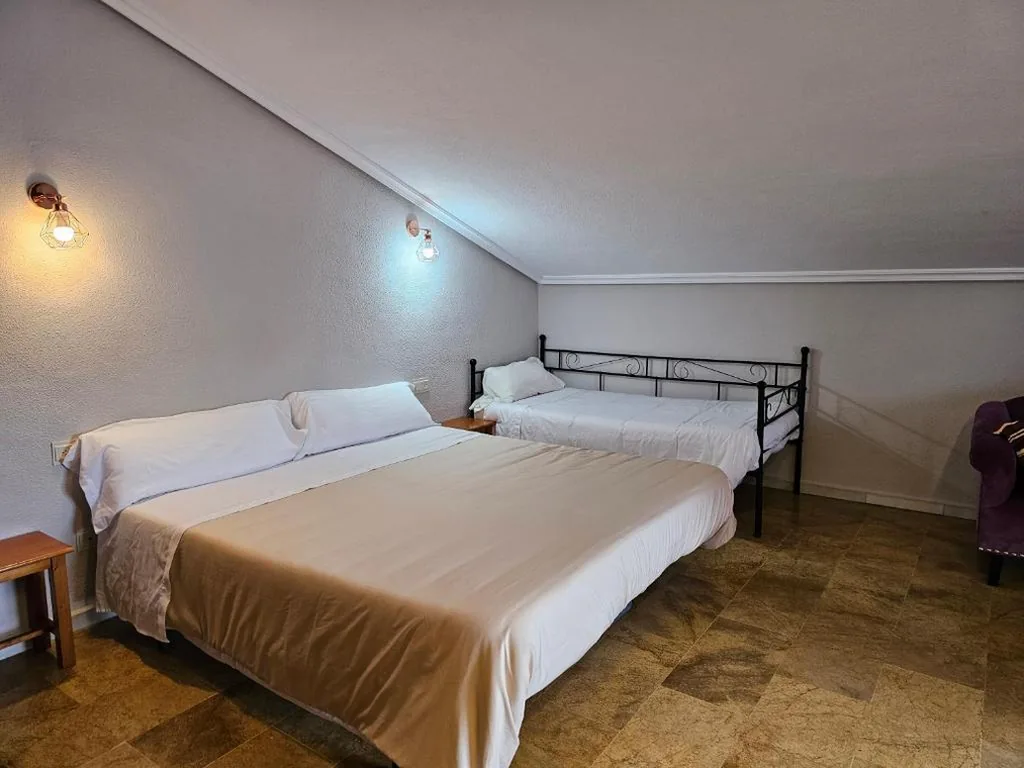 Quarto Triplo — Hostal Restaurante Las Cavenes Del Cabaco