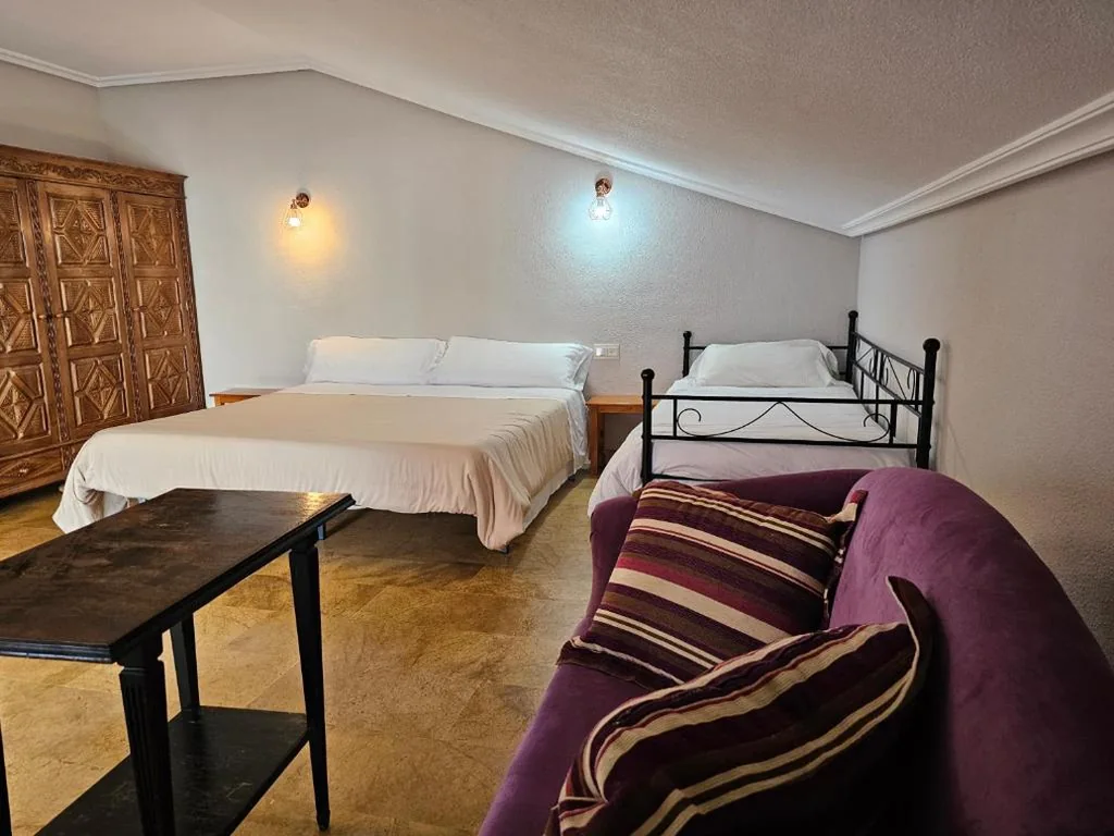 Hostal Restaurante Las Cavenes Del Cabaco