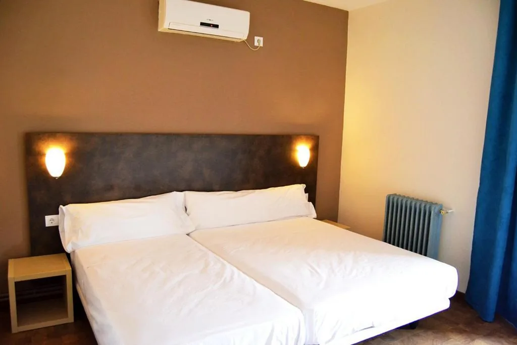 Ruime tweepersoonskamer met 2 bedden — Hostal Restaurante Los Mellizos