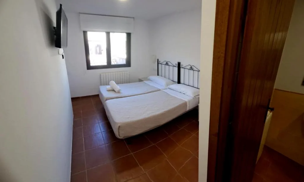 Quarto Duplo com casa de banho privativa — Hostal Restaurante Monterde de Albarracín