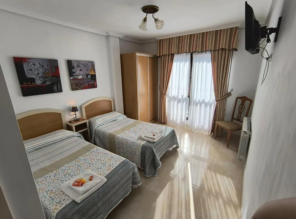 Tweepersoonskamer met 2 bedden — Hostal Restaurante Piedra