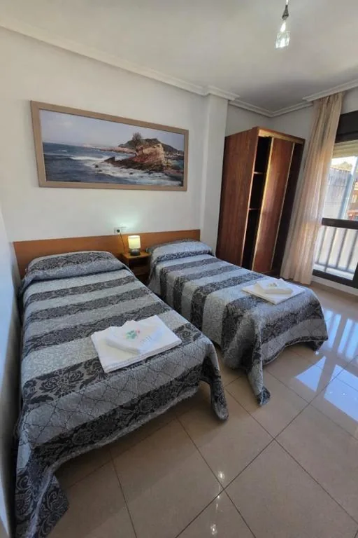 Tweepersoonskamer met eigen badkamer — Hostal Restaurante Piedra