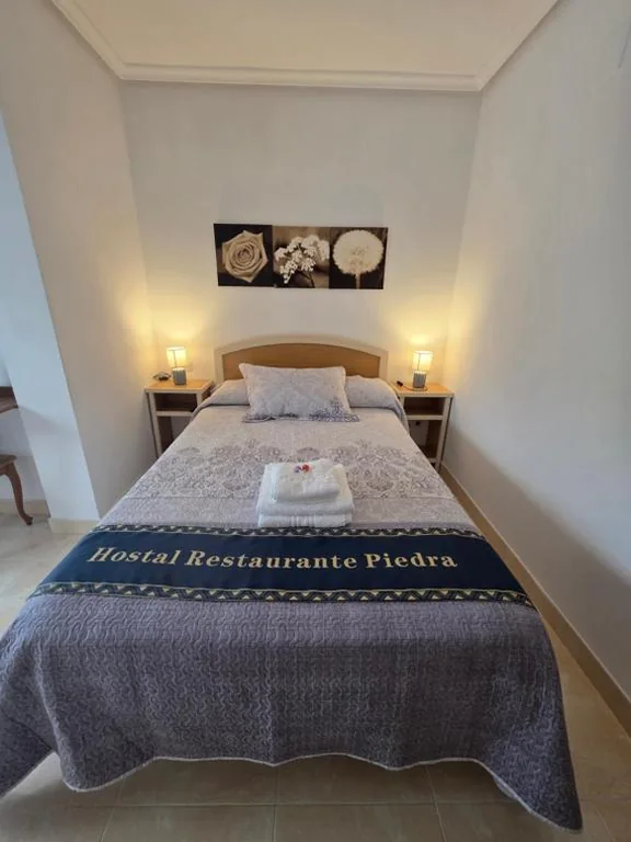Tweepersoonskamer met eigen badkamer — Hostal Restaurante Piedra