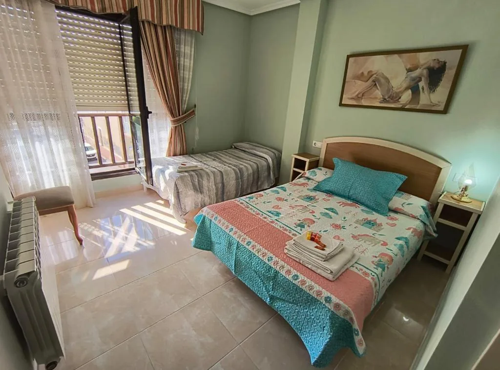 Driepersoonskamer met eigen badkamer — Hostal Restaurante Piedra