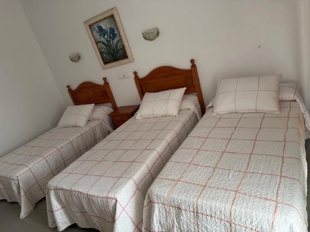 Habitación Triple con baño privado — Hostal Restaurante Pinarejo