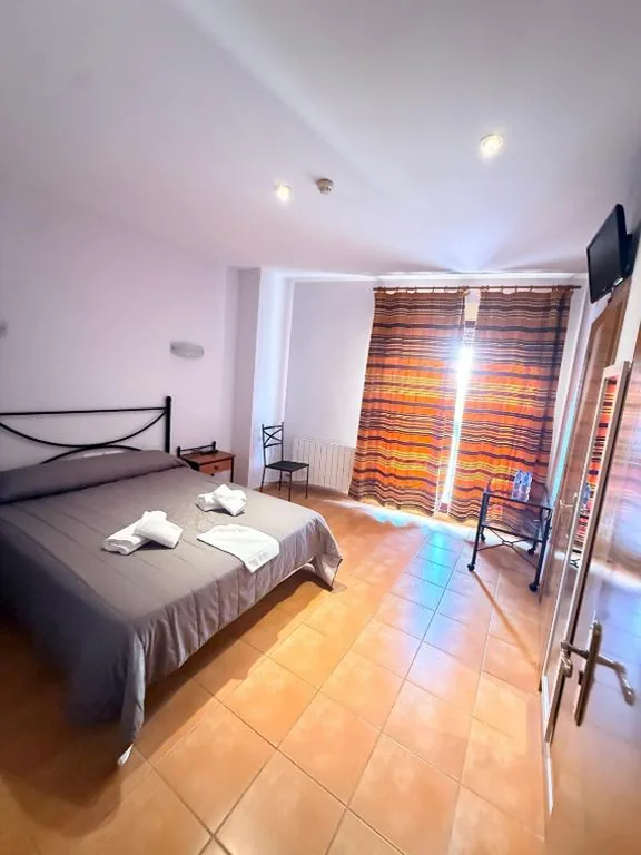Habitación Doble adaptada para personas con movilidad reducida — Hostal Restaurante Portell
