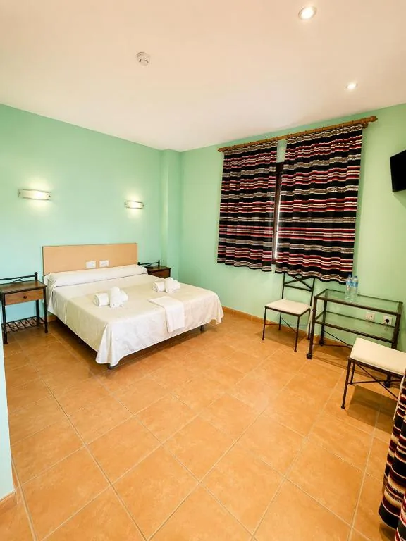 Habitación Doble con terraza — Hostal Restaurante Portell