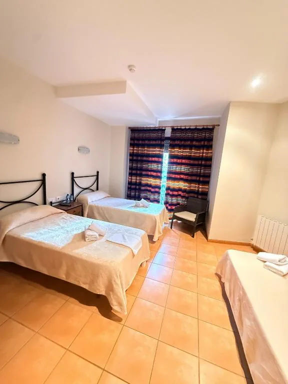 Habitación Triple — Hostal Restaurante Portell