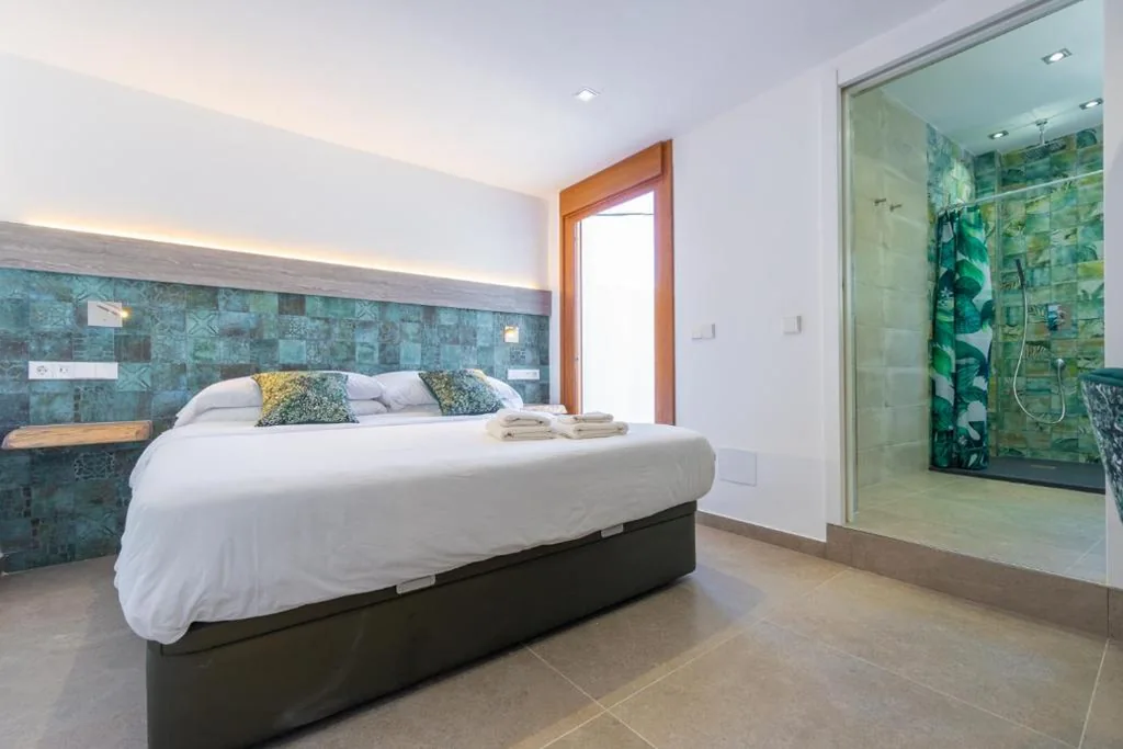 Chambre double Deluxe avec balcon — Hostal Restaurante Pou des Lleó
