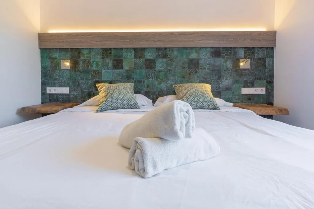 Chambre double Deluxe avec balcon — Hostal Restaurante Pou des Lleó