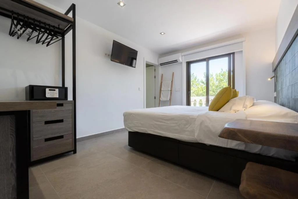 Chambre double Deluxe avec balcon — Hostal Restaurante Pou des Lleó