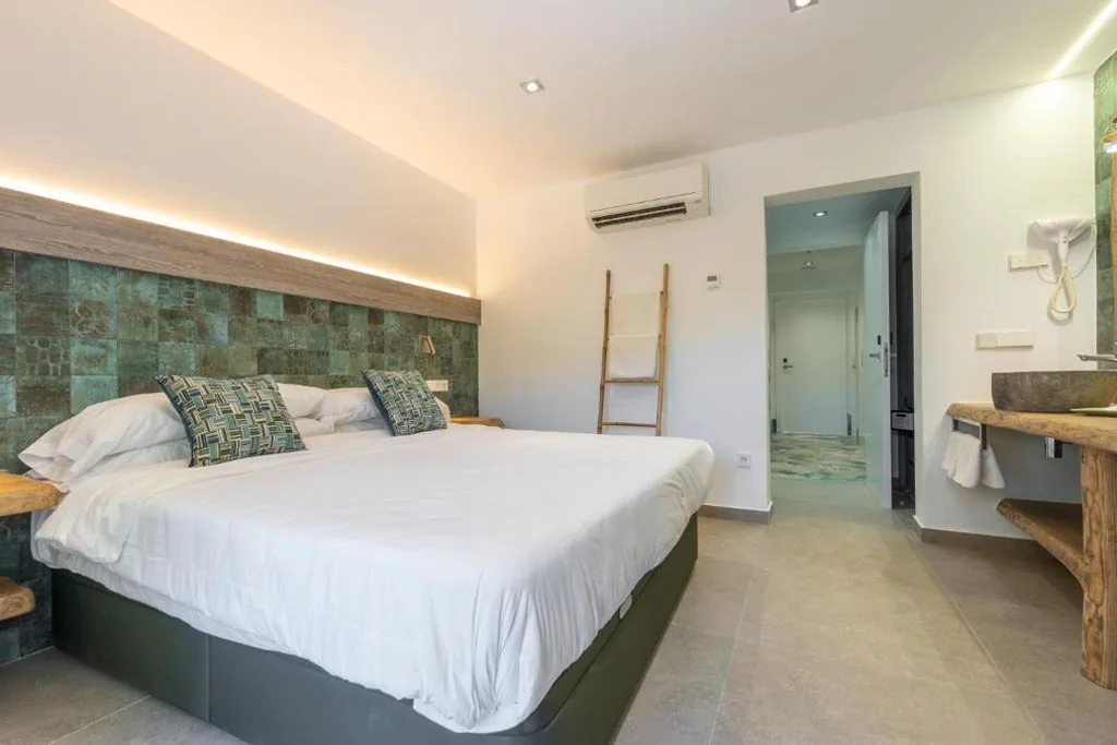 Chambre double Deluxe avec balcon — Hostal Restaurante Pou des Lleó