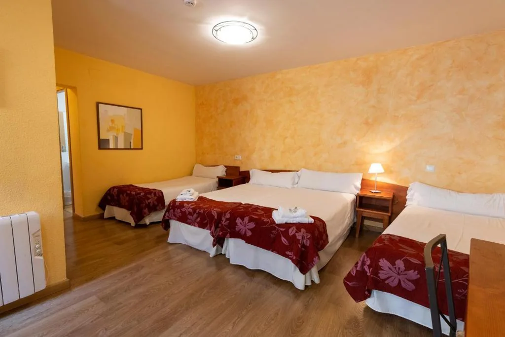 Vierbettzimmer — Hostal Restaurante Puerta del Alcázar
