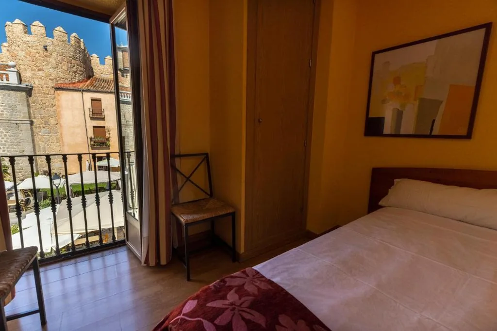 Doppelzimmer mit Aussicht – 1 oder 2 Betten — Hostal Restaurante Puerta del Alcázar