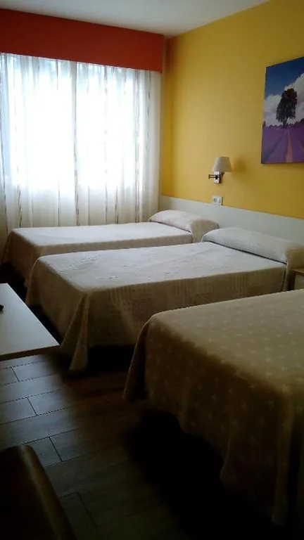 Komfort-Dreibettzimmer mit Dusche — HOSTAL Restaurante RANCHEIRO