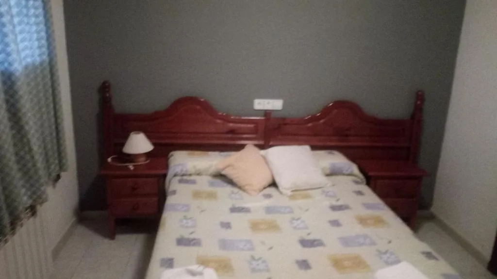 Habitación con cama grande — Hostal Restaurante San Millan