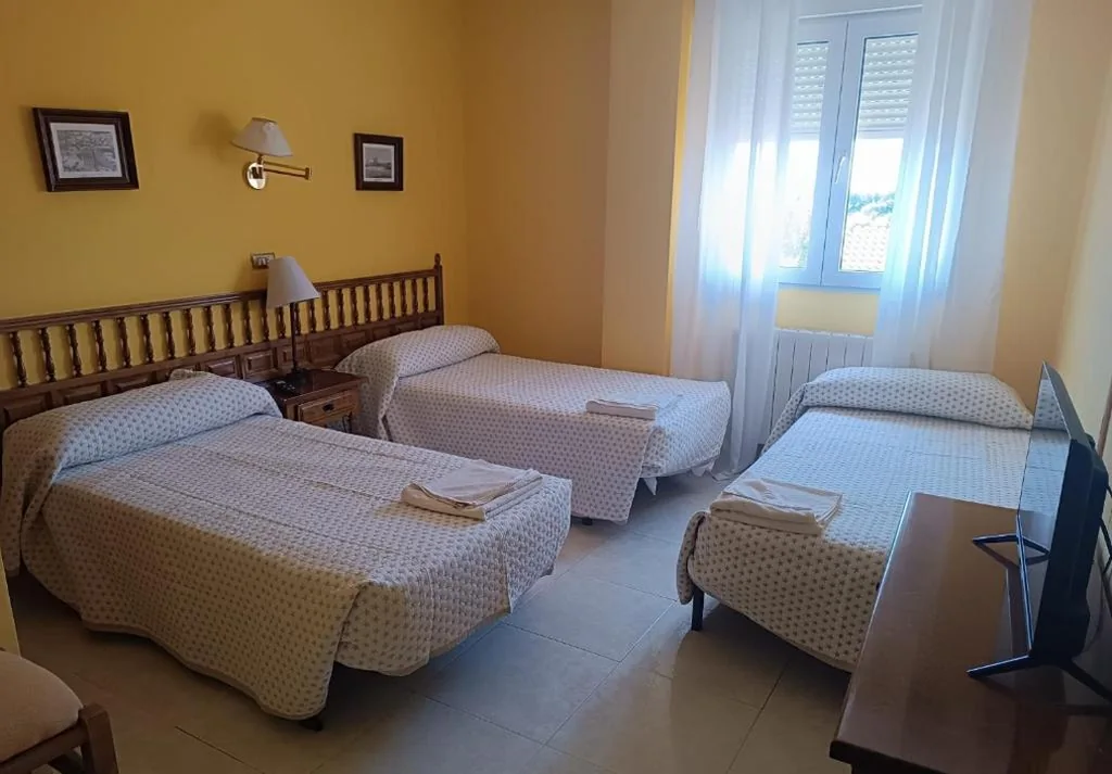 Habitación Triple con baño privado — Hostal Restaurante Yagual