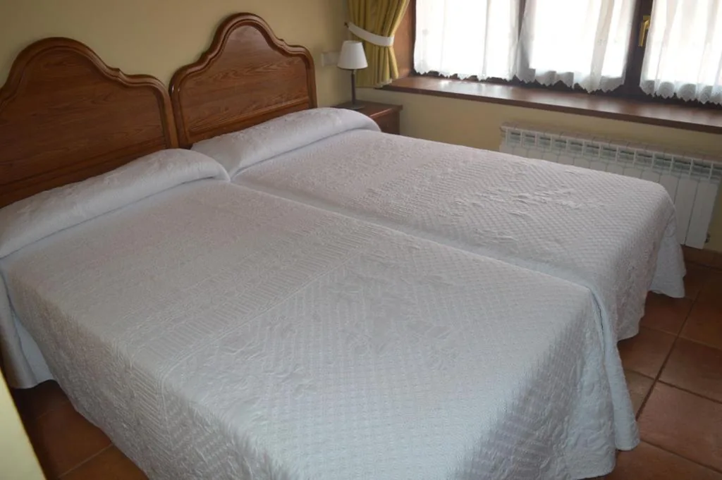 Habitación Doble - 1 o 2 camas — Hostal Revinuesa