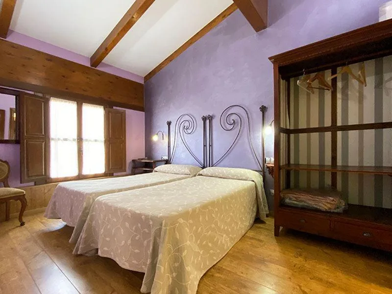 Habitación Doble con baño - 2 camas — Hostal Rey Pedro I
