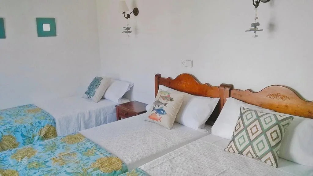 带加床和阳台的双床双人间 — Hostal Rey