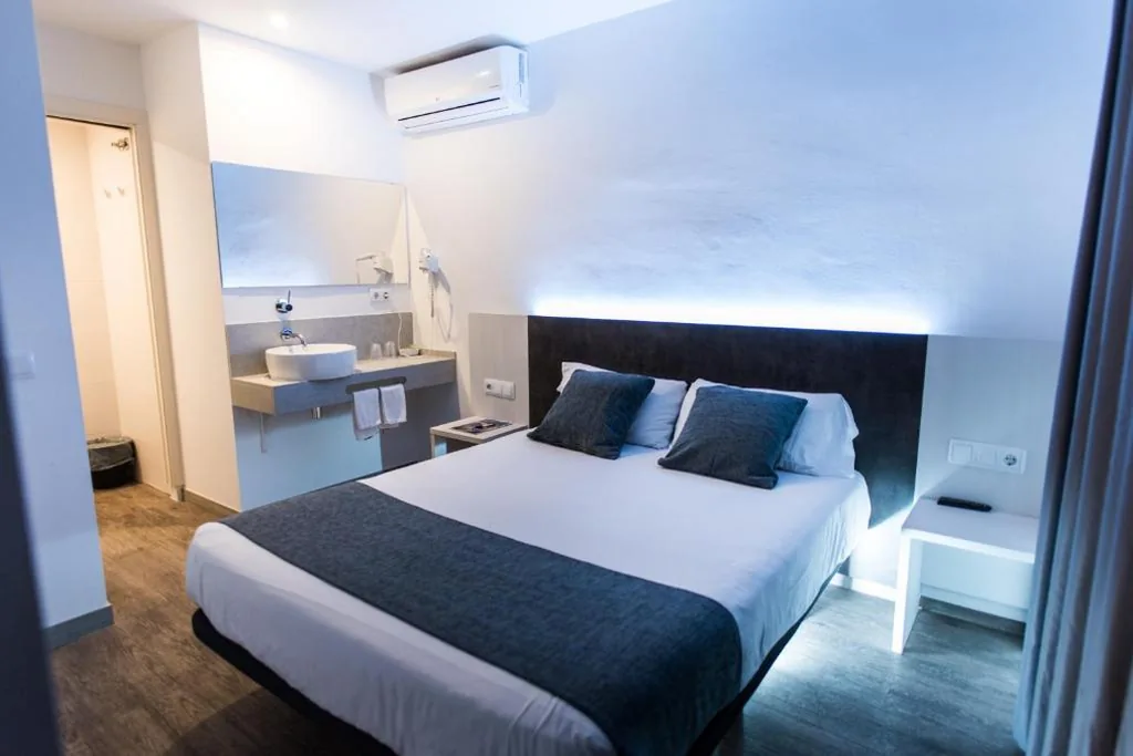 Camera doppia - 1 o 2 letti — Hostal Ribas