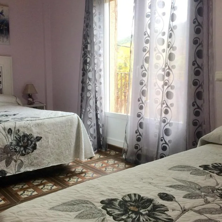 Habitación Triple — Hostal Ribera de Salobre