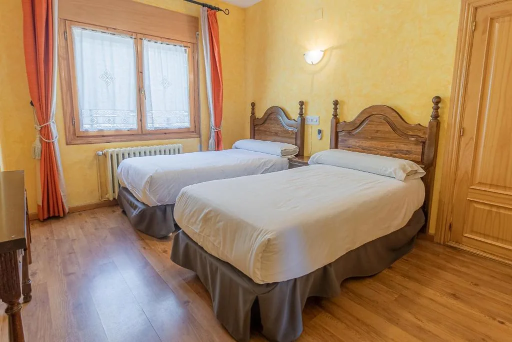 Habitación Doble - 2 camas — HOSTAL RIO ARA BELLOSTA by Vivere Stays