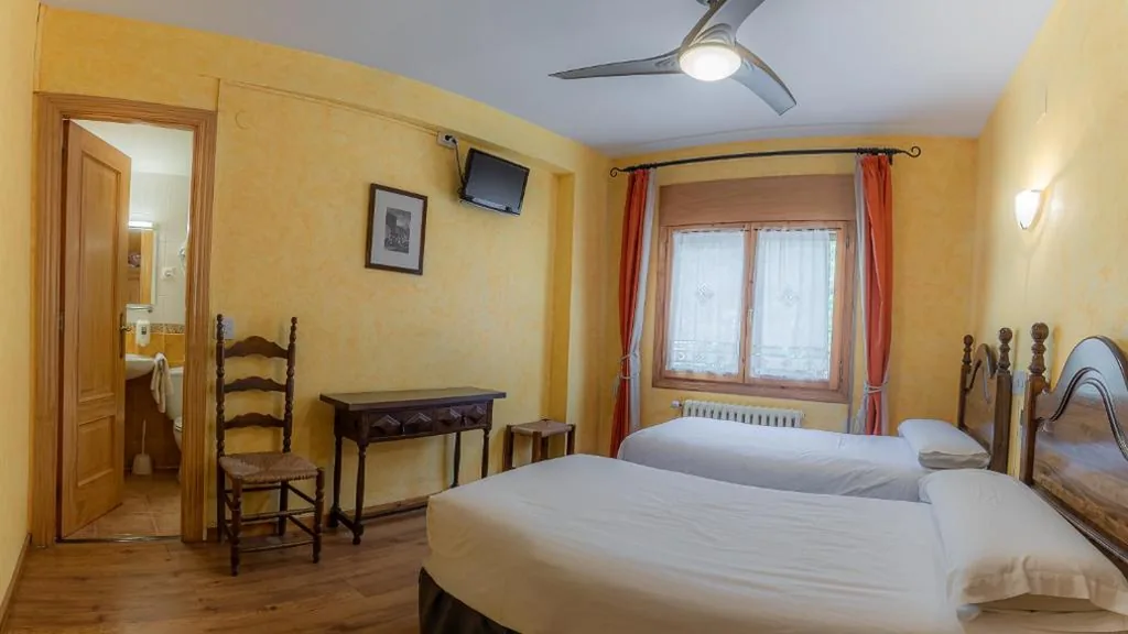 Habitación Doble con vistas - 2 camas — HOSTAL RIO ARA BELLOSTA by Vivere Stays