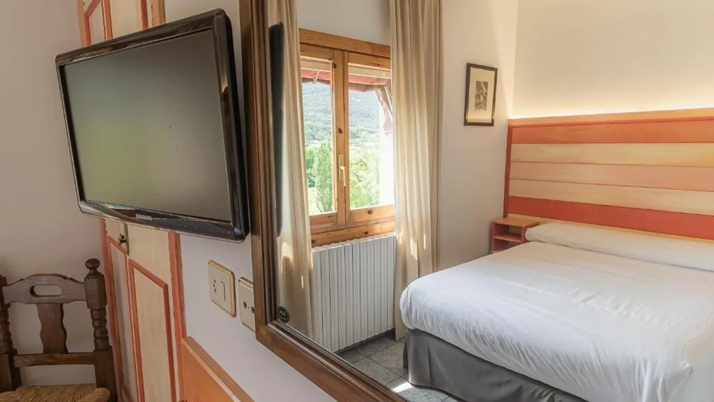 Habitación Doble con vistas a la montaña — HOSTAL RIO ARA BELLOSTA by Vivere Stays