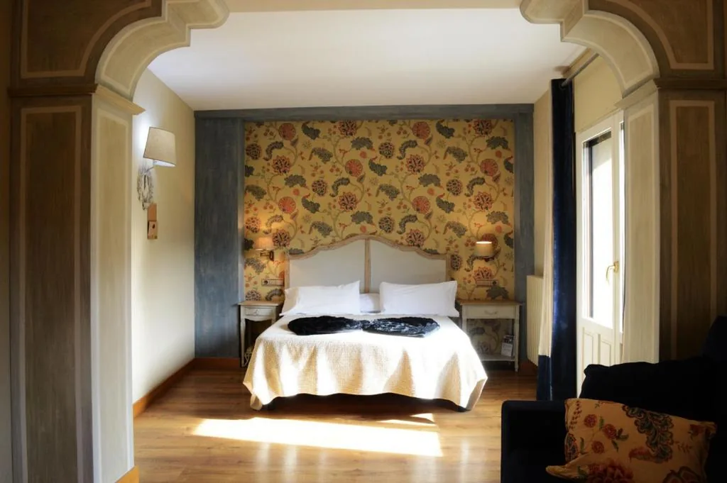 Suite Junior — HOSTAL RIO ARA BELLOSTA by Vivere Stays