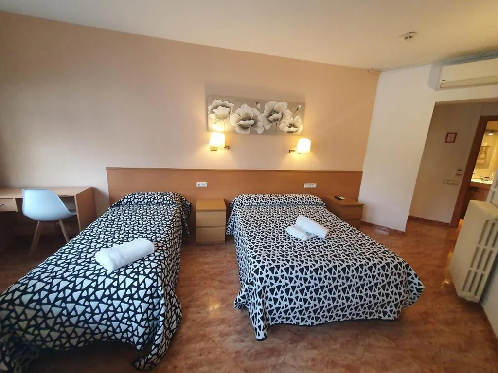 Doppelzimmer mit eigenem Bad – 2 Betten — Hostal Rio De Castro