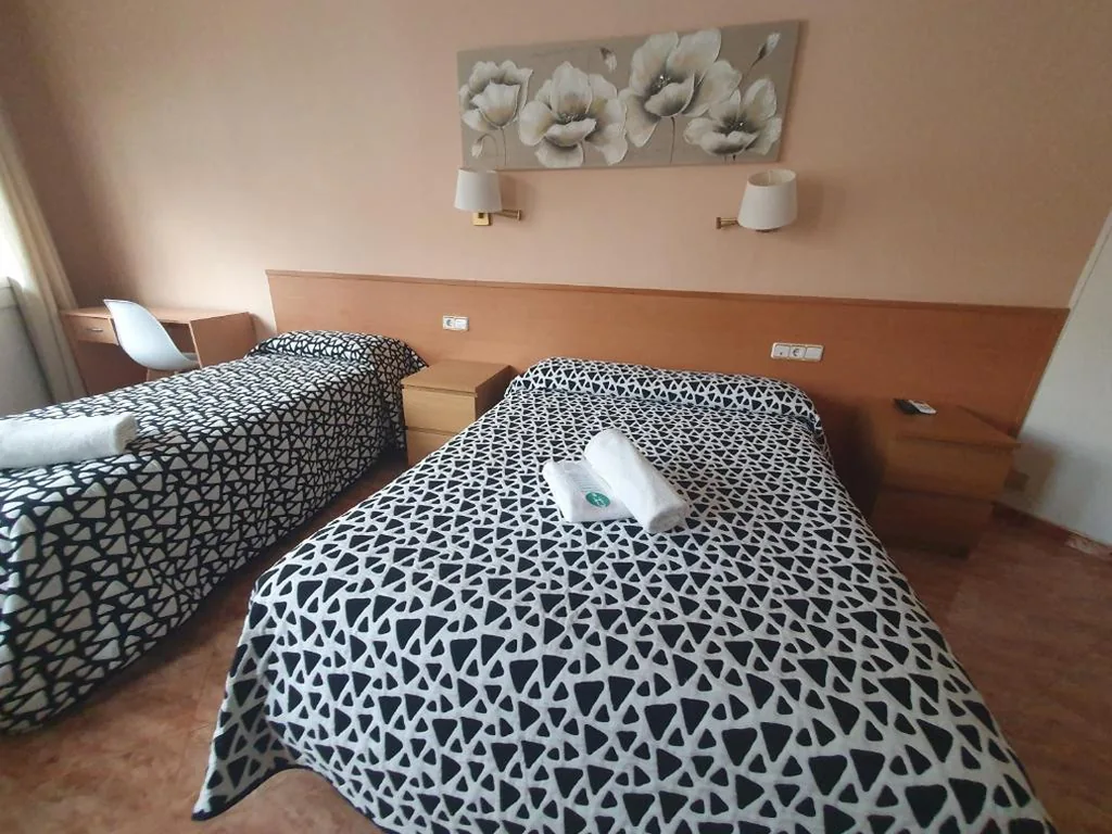 Dreibettzimmer mit eigenem Bad — Hostal Rio De Castro