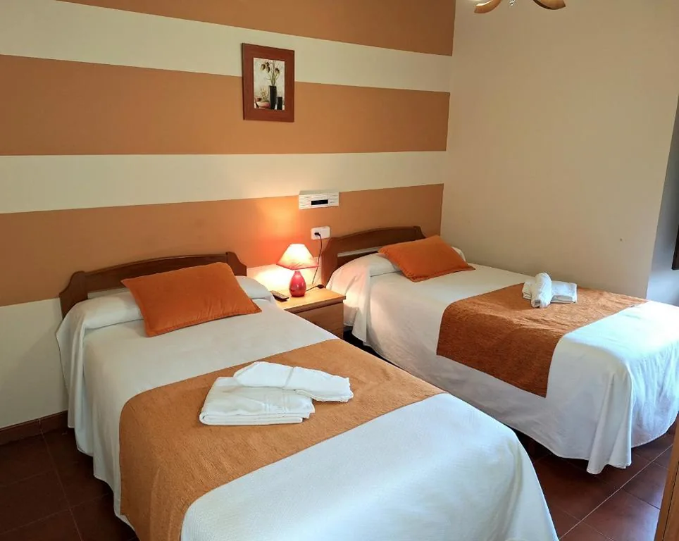 带外置私人浴室的双人房 - 2张床 — Hostal Rio Duero