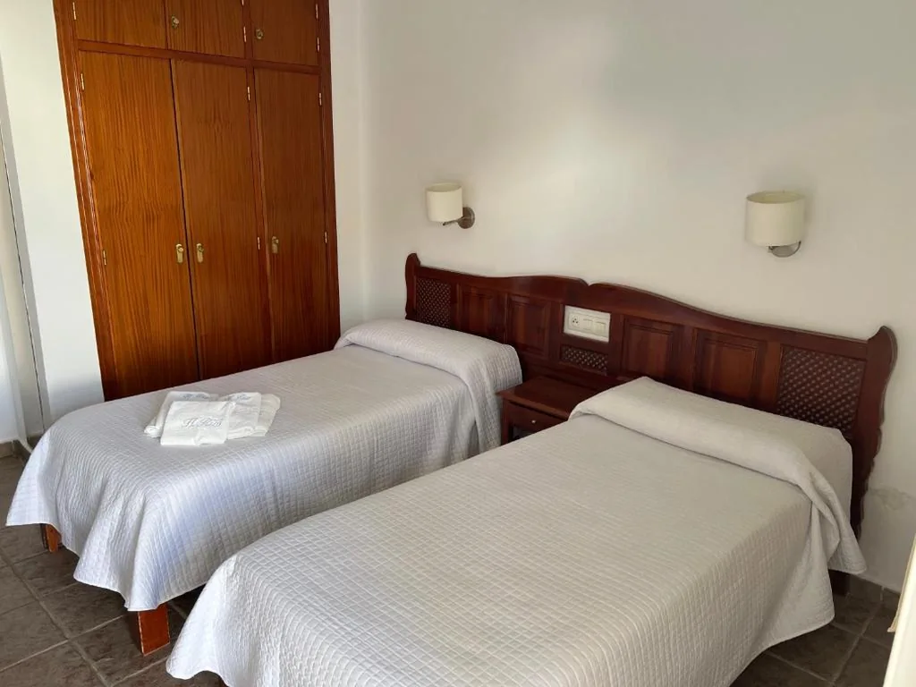Tweepersoonskamer met uitzicht op de tuin - 1 of 2 bedden — Hostal Rios