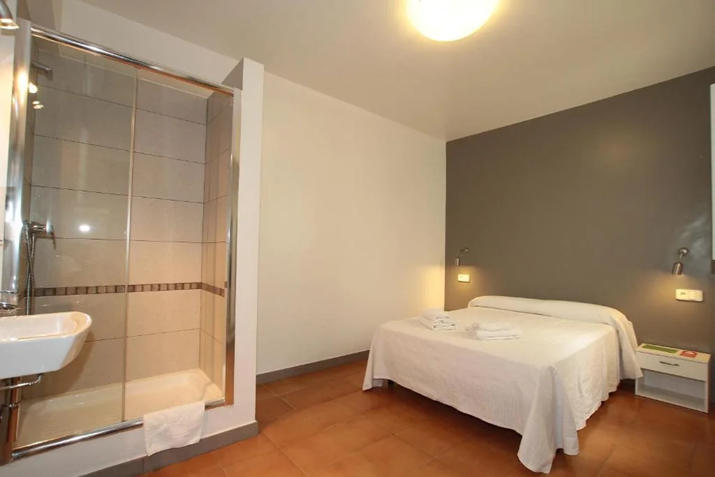 Doppelzimmer mit Gemeinschaftsbad – 1 oder 2 Betten — Hostal Ripoll Ibiza