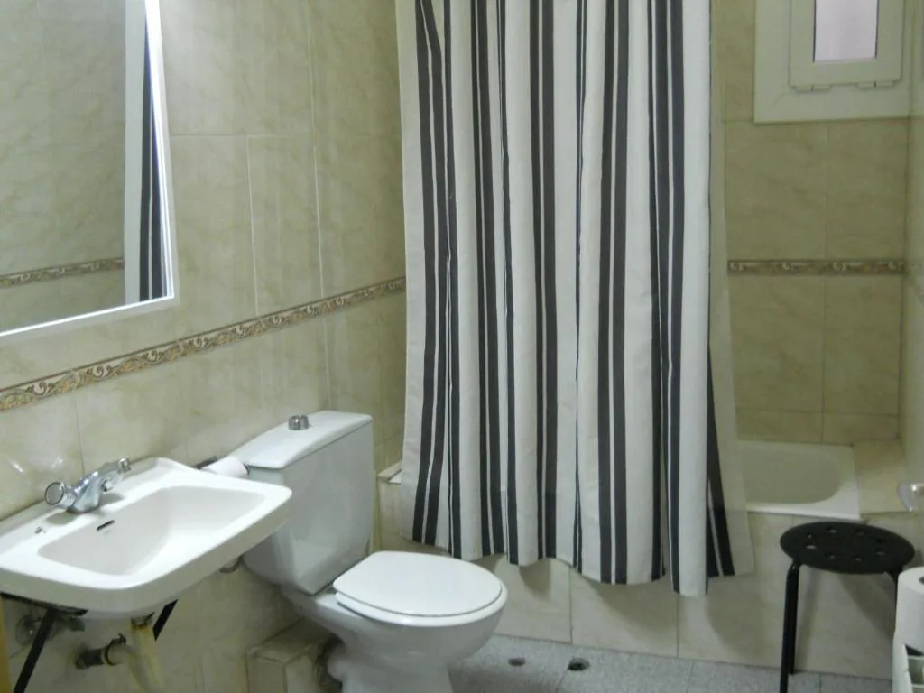 Chambre double avec salle de bains partagée - 1 ou 2 lits — Hostal River