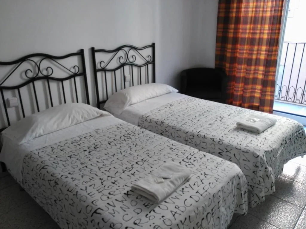 Chambre double avec salle de bains partagée - 2 lits — Hostal River