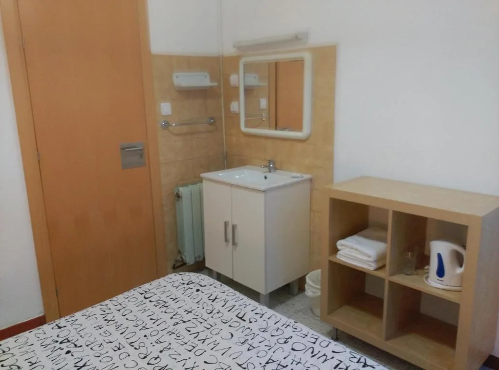 Chambre double économique avec salle de bains partagée — Hostal River