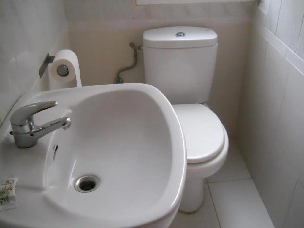 Chambre double économique avec salle de bains privée — Hostal River
