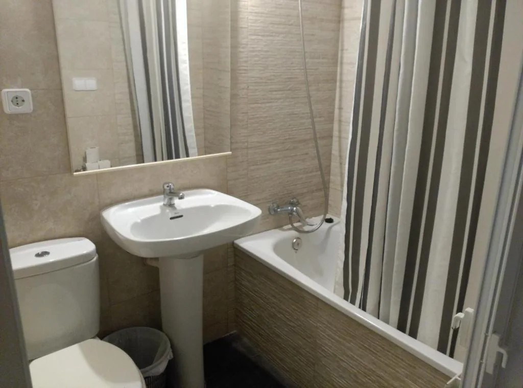 Chambre individuelle avec salle de bains partagée — Hostal River