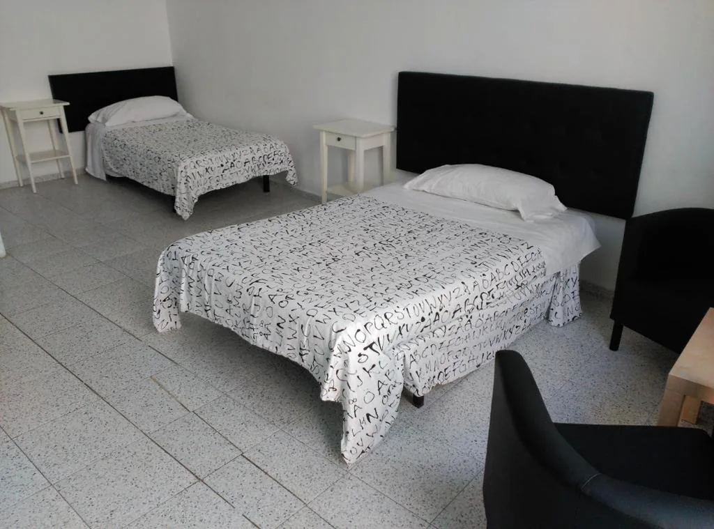 Chambre triple avec salle de bains partagée — Hostal River