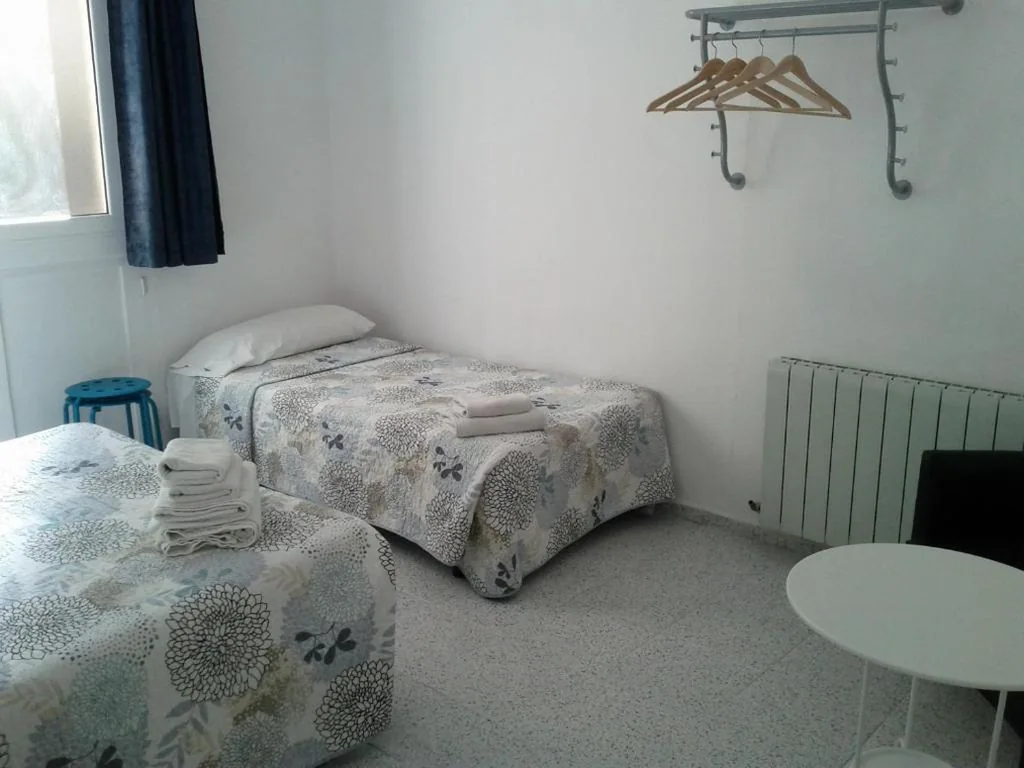 Chambre triple avec salle de bains privée — Hostal River