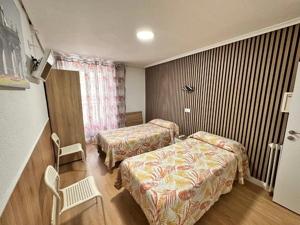 Camera doppia - 1 o 2 letti — Hostal Rober