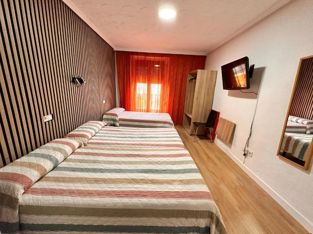 Camera doppia con letto supplementare — Hostal Rober
