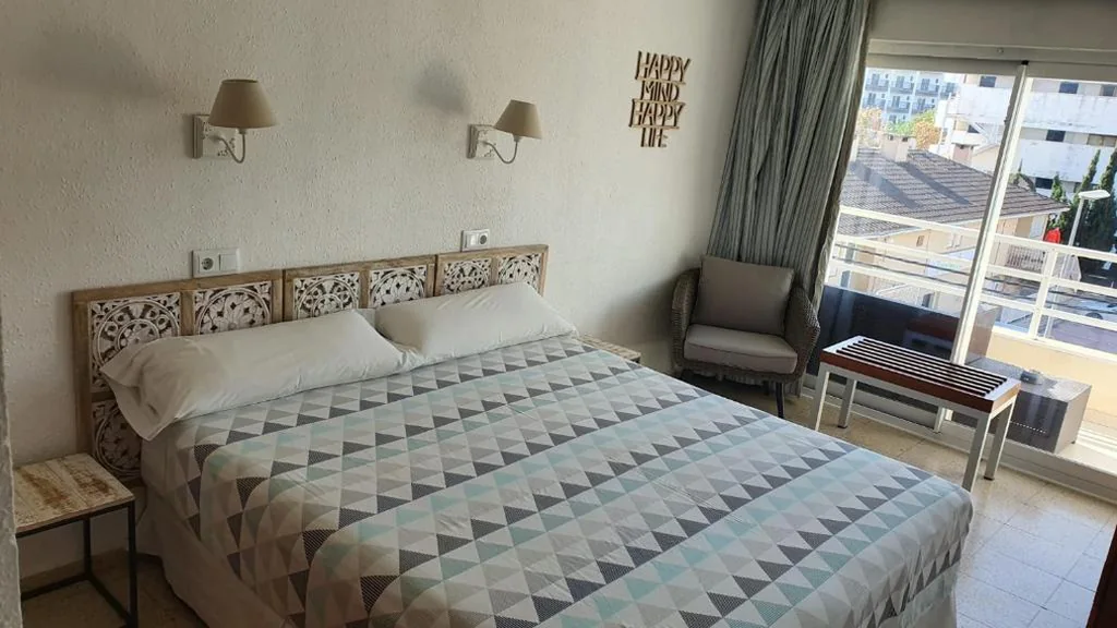 テラス付きダブルまたはツインルーム（エアコンなし） — Hostal Roberto