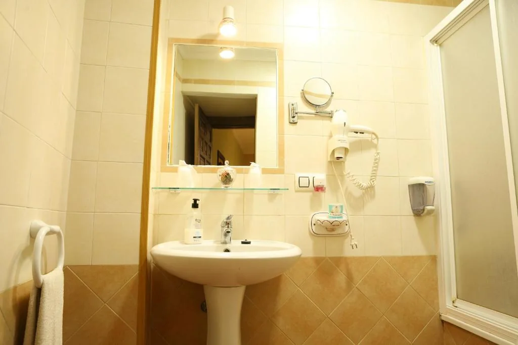 Camera doppia Deluxe con letto supplementare — Hostal Rocio