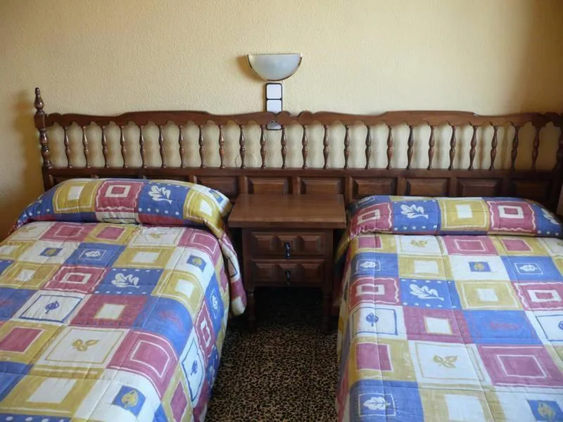 Doppelzimmer mit 2 Einzelbetten — Hostal Rodes