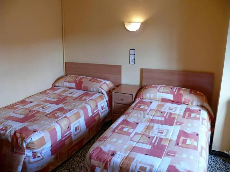 Dreibettzimmer — Hostal Rodes
