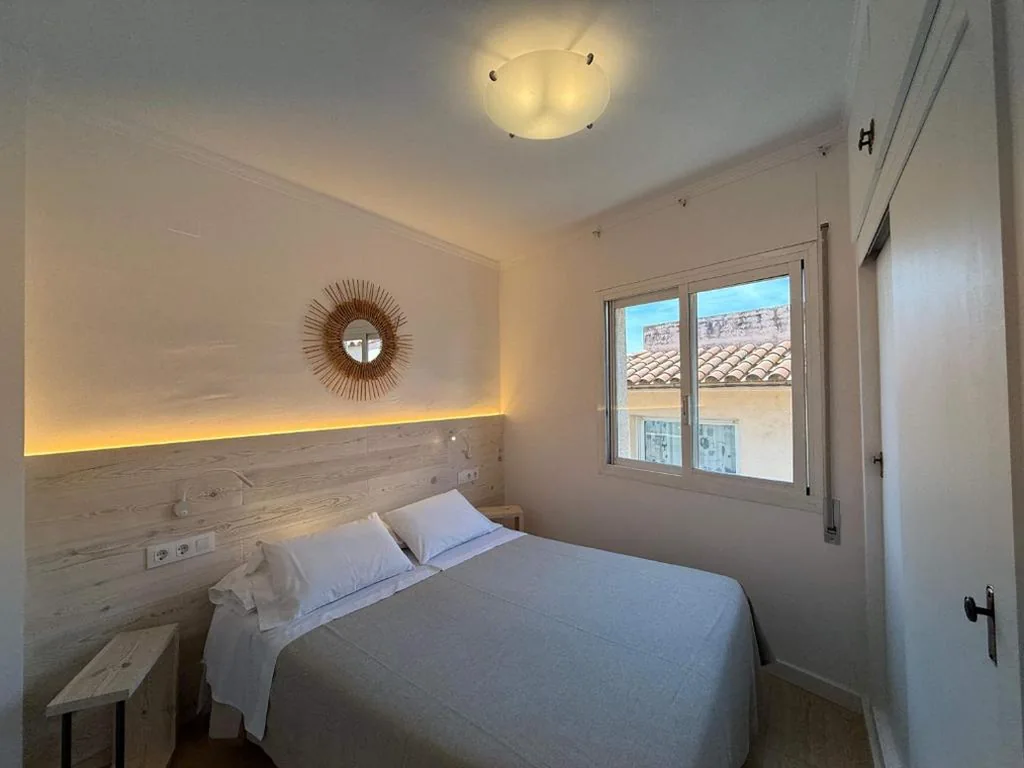 带阳台两卧室公寓 — Hostal ROM Familiar